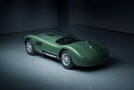 Depois de modelos como E-Type, XKSS e D-Type ganharem novas unidades, agora é a vez do C-Type voltar às linhas de produção da Jaguar. 