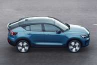 Lateral do Volvo C40 conta com caimento cupê e traz aspecto mais esportivo do que o XC40. Foto
