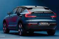 Traseira do Volvo C40 tem lanternas de aspecto afilado que invadem a tampa do porta-malas. 