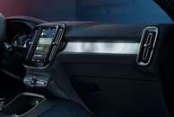 Interior do Volvo C40 traz aspecto semelhante ao do XC40, com central multimídia vertical. 