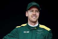 Sebastian Vettel foi vestido com macacão e boné verde pelo pessoal do Race Fans.