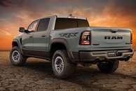 Exclusiva pintura cinza Anvil distingue a Ram 1500 TRX Launch Edition.