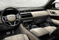 Novo volante com design esportivo e minimalista e nova central multimídia Pivi Pro são as principais novidades do Range Rover Velar 2021. 