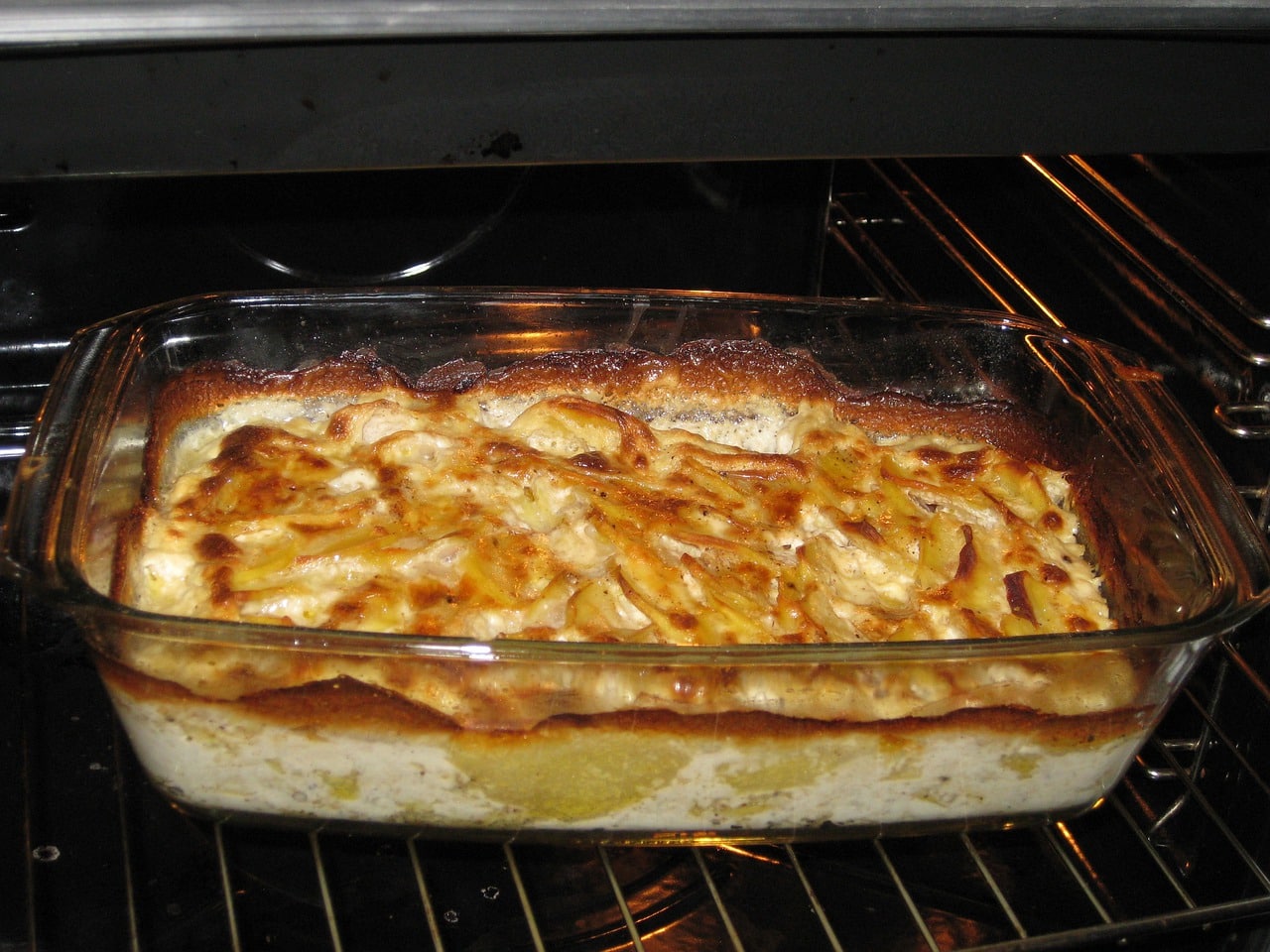 Gratinado dauphinois saindo do forno