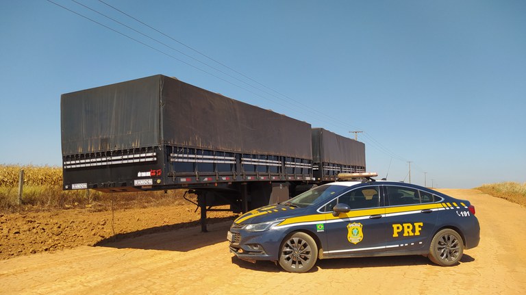 PRF liberta família feita refém após terem sido vítimas de roubo de caminhão