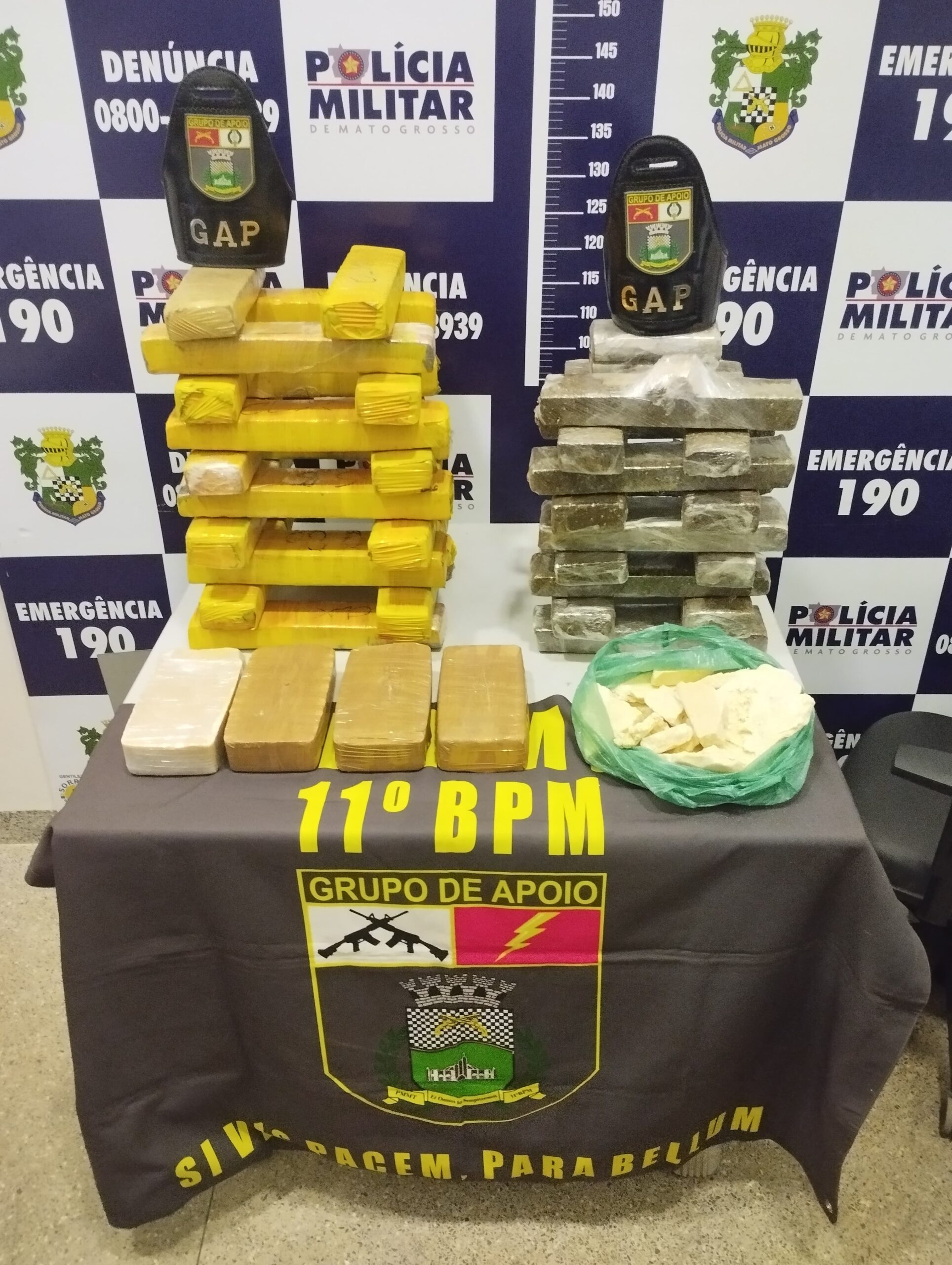  Dois homens são presos pela PM com 50 kg de drogas em carro sem combustível