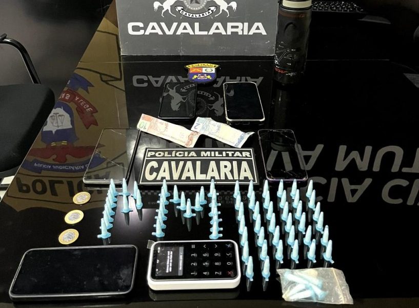 Cavalaria da PM apreende 71 porções de drogas e prende dois faccionados