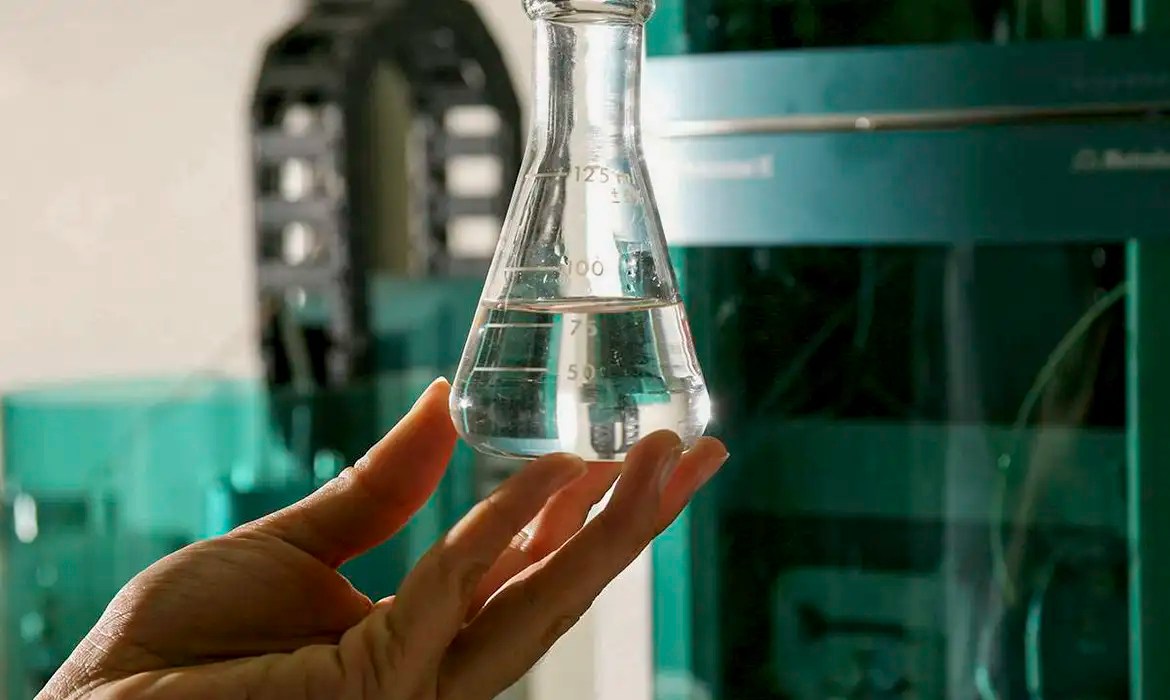 Metanol: entenda o que é e quais os perigos da substância presente em bebidas adulteradas