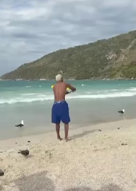 Homem é multado em R$ 3 mil por oferecer comida com pimenta a gaivota em Arraial do Cabo — RC24H