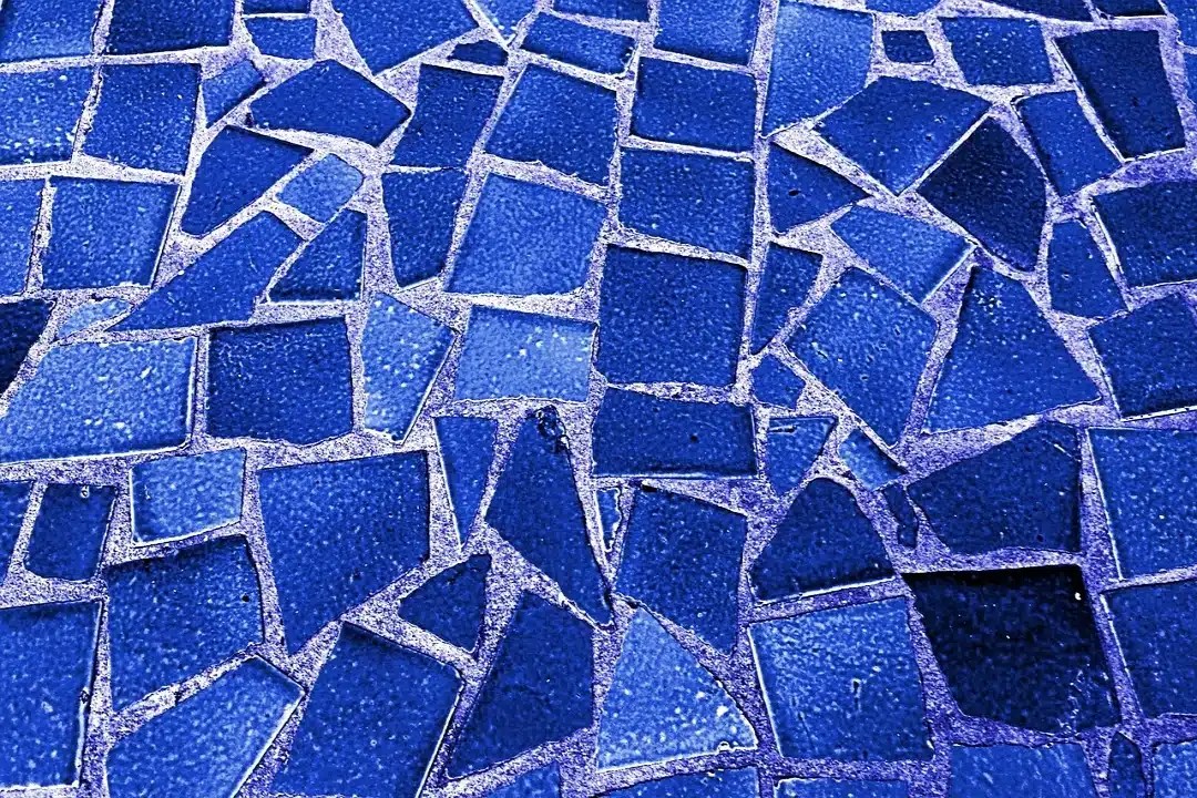 Carrelage qui sonne creux : le problème est presque toujours sous le carreau