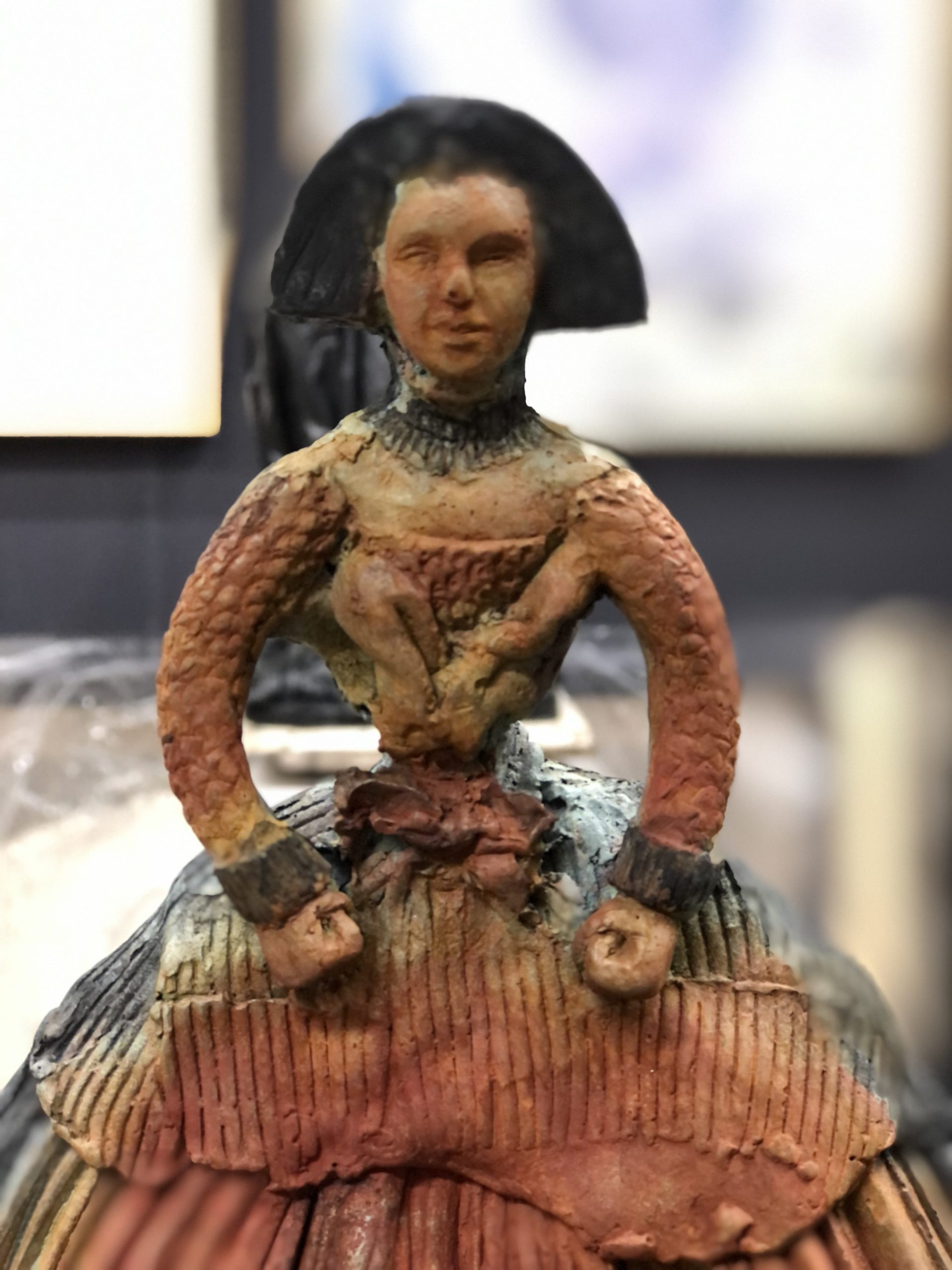 La Ménine plate classique de Guillaume Werle est une sculpture en bronze à la patine rouge orangée. Cette sculpture reprend les code vestimentaire des courtisane du roi représenté par de nombreux artistes, dont Velàzquez, Dali, Manolo Valdes, et s'inscrit dans la continuité de sa recherche Empreintes-Enveloppes.