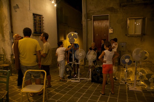 I prestatori riprendono i propri ventilatori © Andras Calamandrei