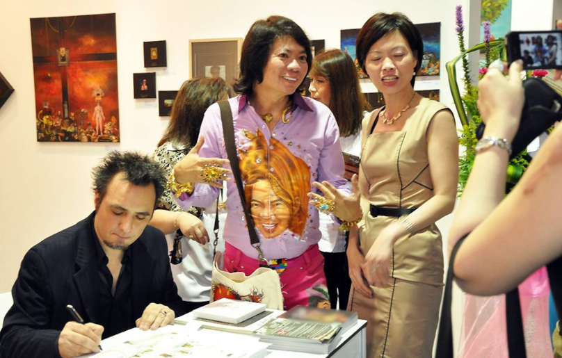 Charif signing autographs (in the picture, one of the distinguished visitors, journalist and blogger Dato' Kee Hua Chee)