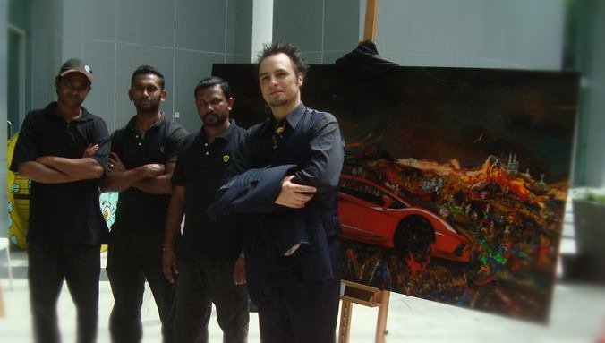 Charif parte del equipo de mecánicos que trabaja para Lamborghini, luego del almuerzo de prensa en White Box.