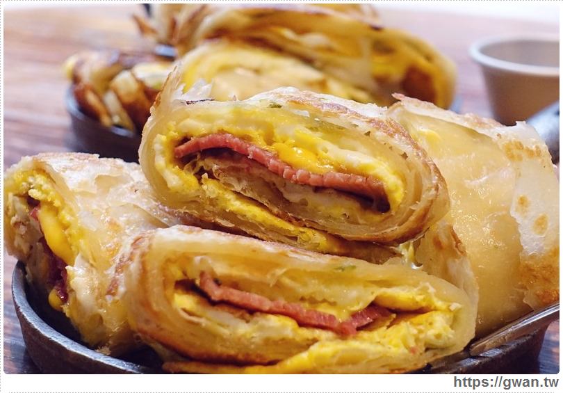 [捷運美食●西門站] GURU HOUSE 咕嚕好食 -- 酥脆鐵鍋蛋餅，三種起司牽絲好誘人!!