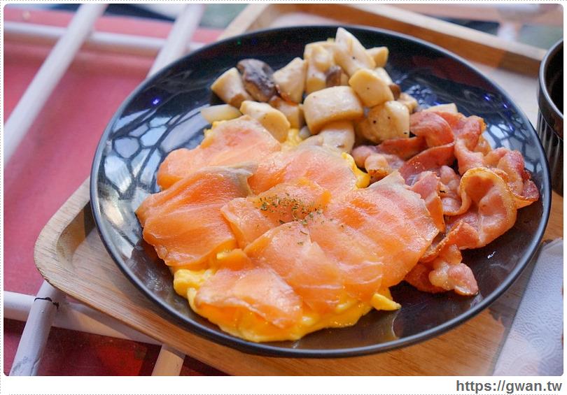 [台中美食●北區] 飽庫 All-in Burger -- 賭場裡吃早午餐 | 一中商圈美味漢堡、早午餐、全天候美食