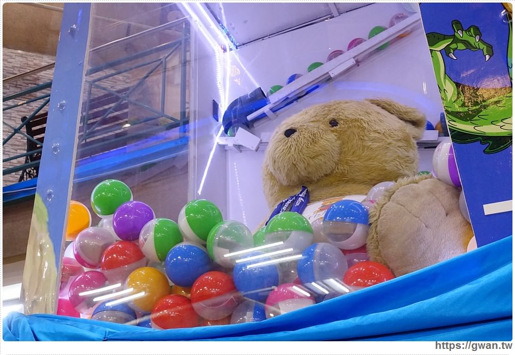 台中又有巨型扭蛋了!!! 逢甲七龍珠扭蛋機就在碧根廣場內