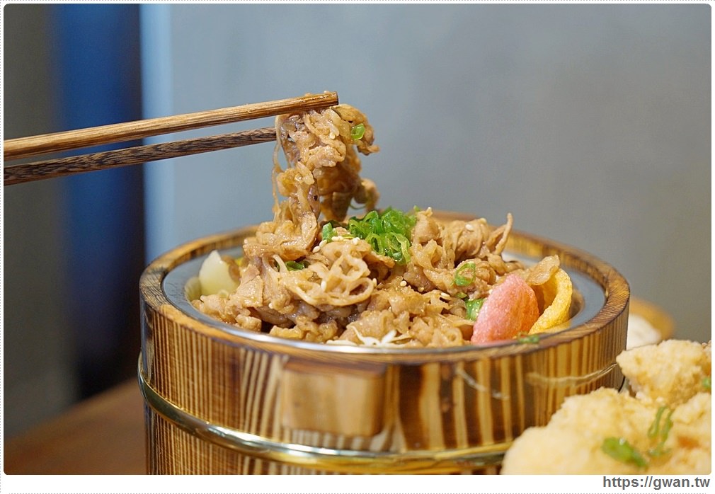 安和明肉食主義 | 台中超浮誇丼飯,兩隻鮮魷讓你看不到底下白飯,牛肉片堆成小山 安和明肉食主義 | 台中超浮誇丼飯,兩隻鮮魷讓你看不到底下白飯,牛肉片堆成小山