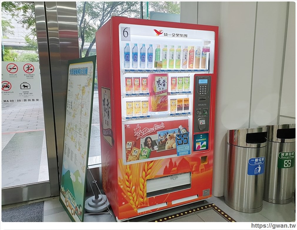 7-11自動販賣機大家看過嗎？市府轉運站裡還有好多特別的販賣機～