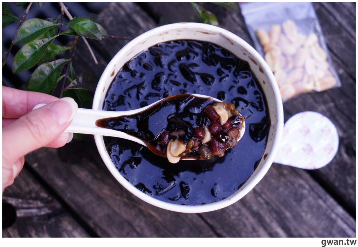 五阿姨仙草｜在地學生口耳相傳！仙草凍一杯只要25元，還有熱熱吃的仙草凍