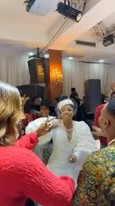 “Thank you for not judging me the way the world judges me. You saw me through a divorce when I thought I was going to d!e”- Toke Makinwa breaks down as she appreciates God at her thanksgiving service