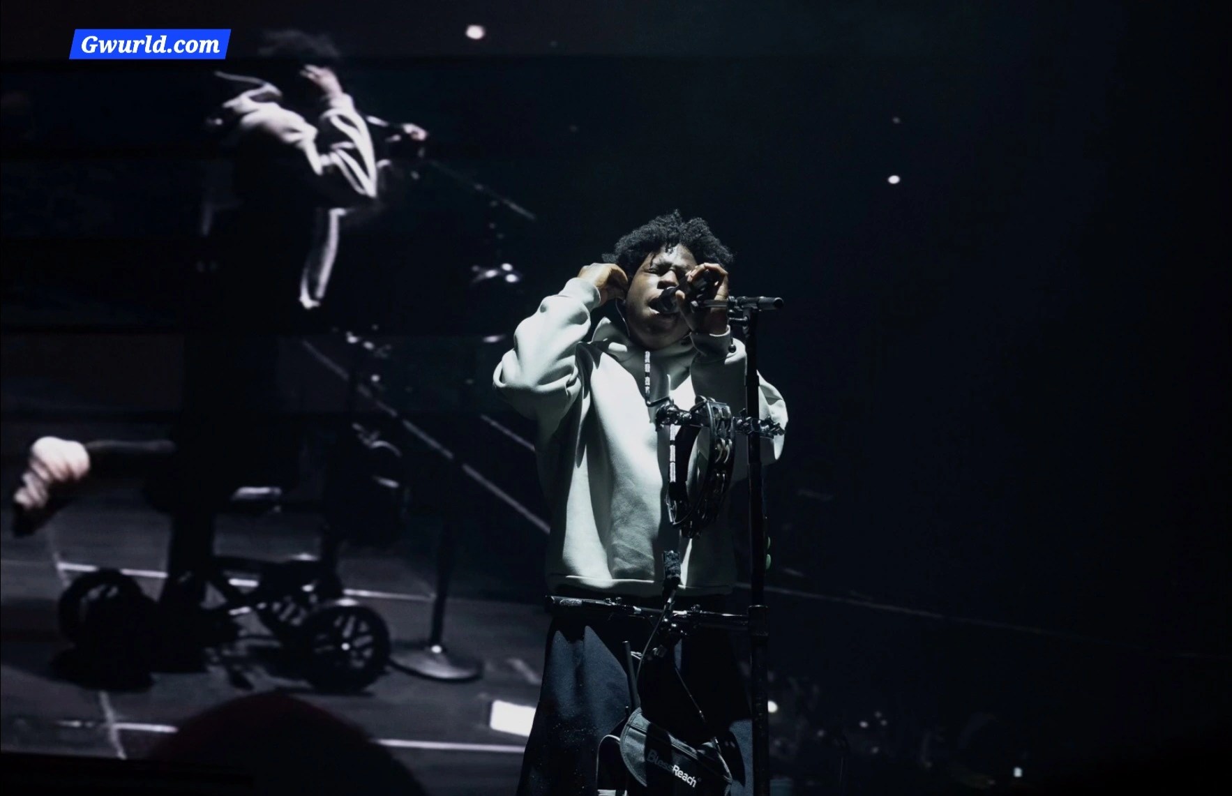 Daniel Caesar’s Vocals Shine at Chicago’s United Center with a Near-Studio-Perfect Performance