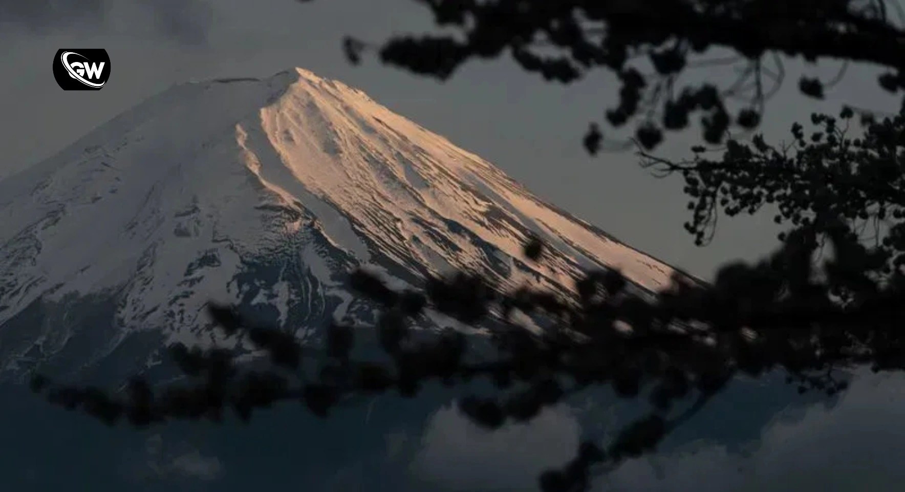 Father Leaves 7-Year-Old Son Alone on Mount Fuji to Continue Climb Toward Summit