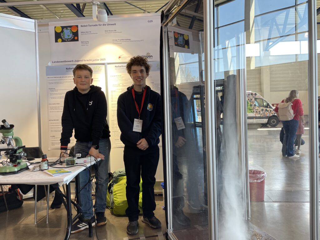 Zwei Schüler stehen bei ihrem Jugend-forscht-Projekt.