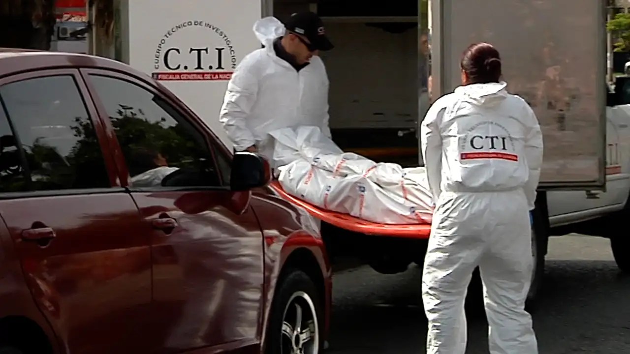 En Medellín, encuentran a un hombre muerto en el baño de su casa luego de agredir a su esposa e hija