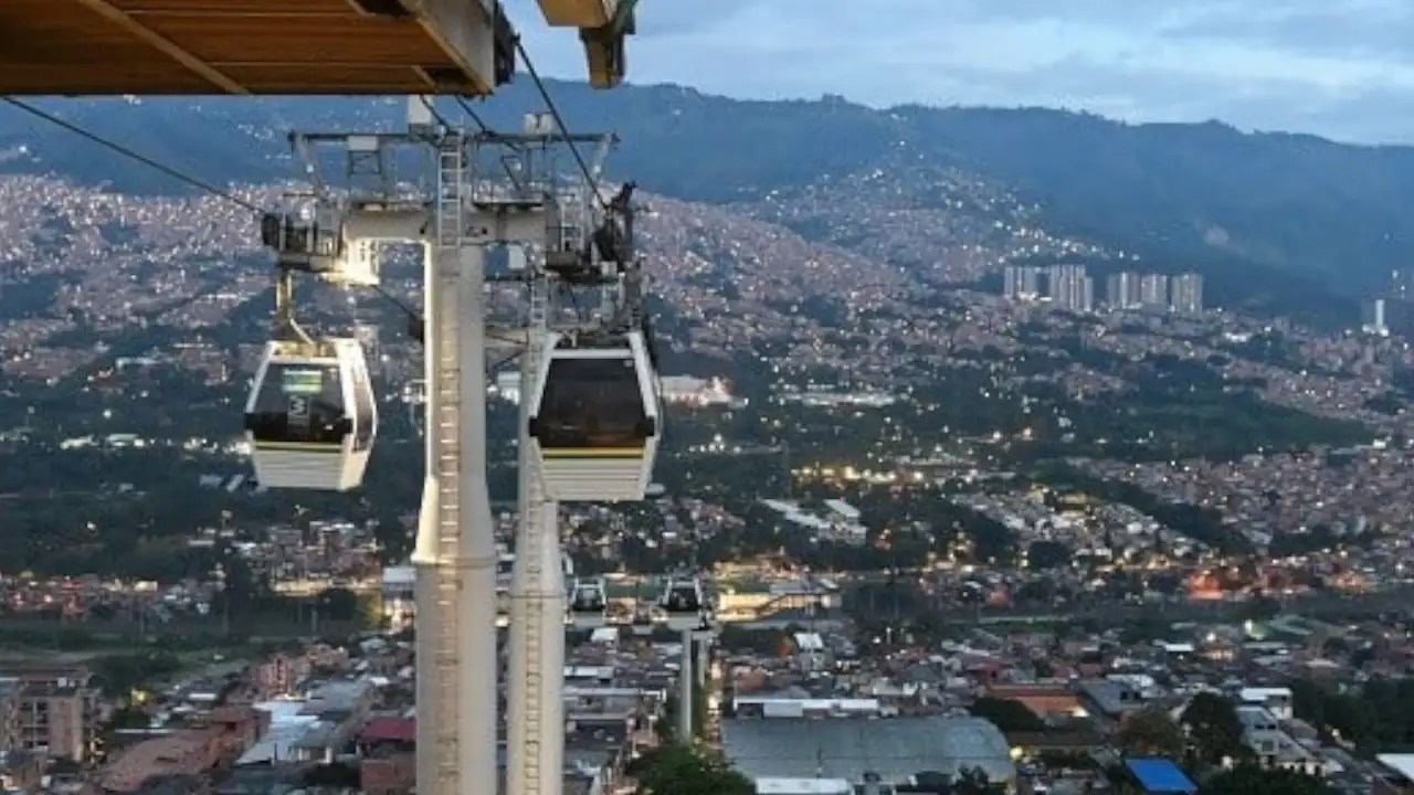 Metrocable Línea K, el primer cable aéreo de transporte urbano del mundo, celebra 20 años en Medellín