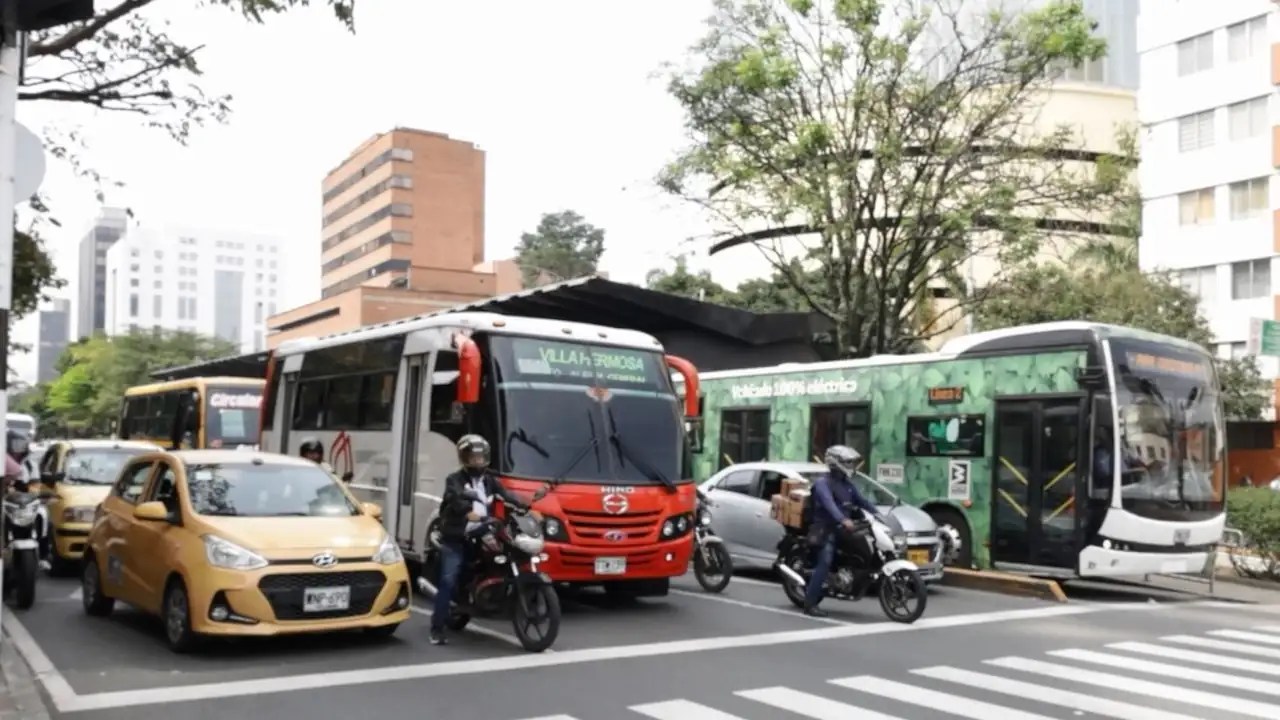 Diciembre de trancones en Medellín: estas son las zonas donde más han subido los precios del transporte