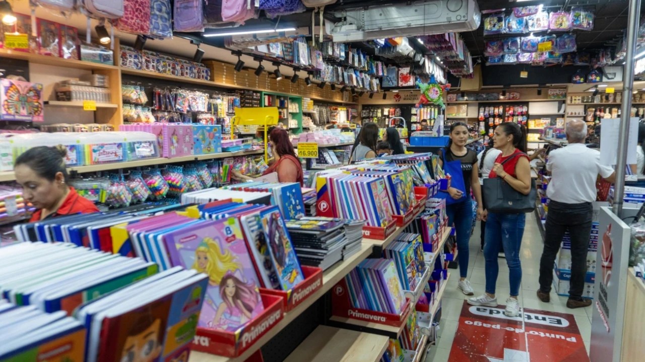 ¡No caiga en la trampa!: Ciberdelincuentes usan los útiles escolares para robar a las familias