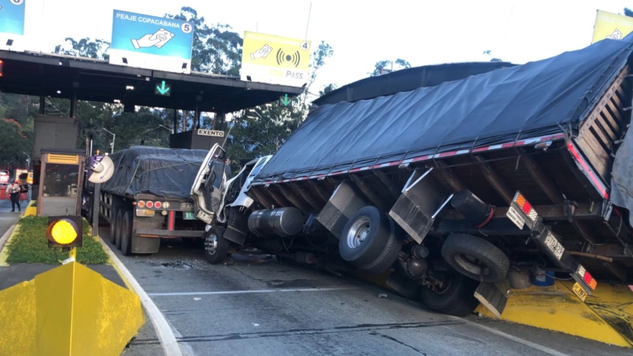 ¡Paciencia que hay taco! Accidente de tránsito en el peaje de Copacabana dejó a un conductor atrapado
