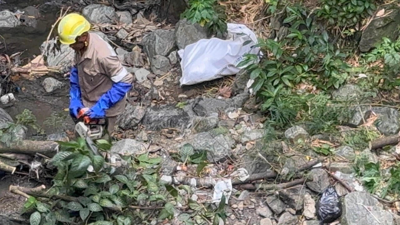 ¡Ojo! Tirar basuras a las quebradas es peligroso para la seguridad de los habitantes y el medio ambiente