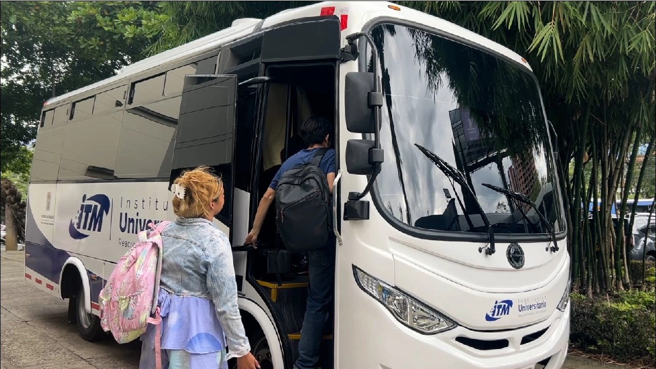 ¡Histórico! El ITM estrena los primeros buses eléctricos hechos en Colombia y transforma la movilidad estudiantil