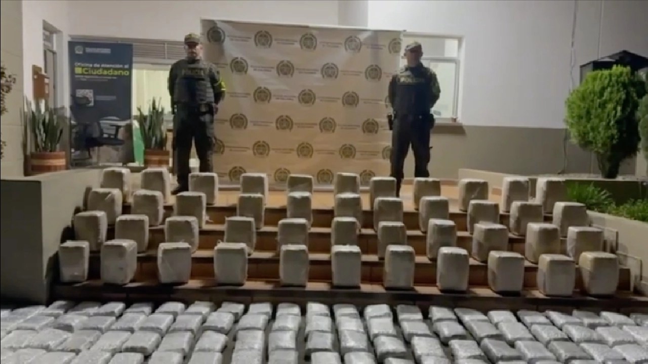 ¡Intentó escapar, pero se chocó! Policía incauta media tonelada de marihuana en Bello tras persecución