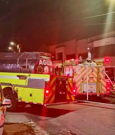 Bomberos controlan incendio en edificio de Guayabal 1 Bomberos controlan incendio en edificio de Guayabal