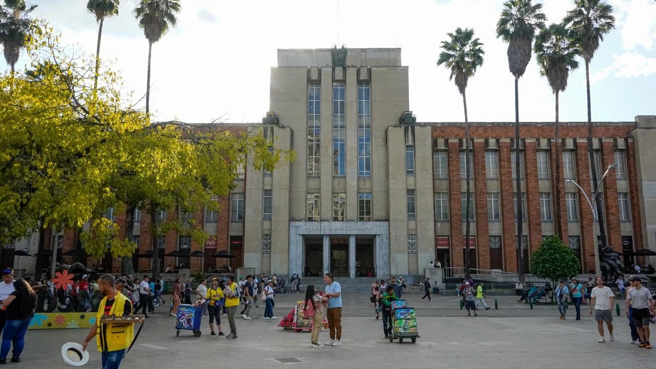 Vive la plaza 2025: La feria que busca resignificar la Plaza Botero desde el arte