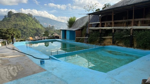 ¡Las habían cogido de 'parche'! Demuelen piscinas ilegales en el cerro de Las Tres Cruces 1 Demuelen-piscinas-cerro-tres-cruces-1