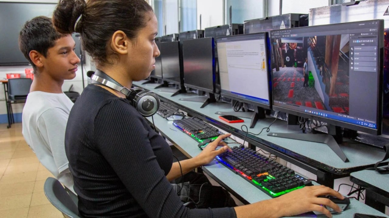 Medellín abre 3,500 cupos gratuitos para cursos Estud-IA en áreas digitales y creativas