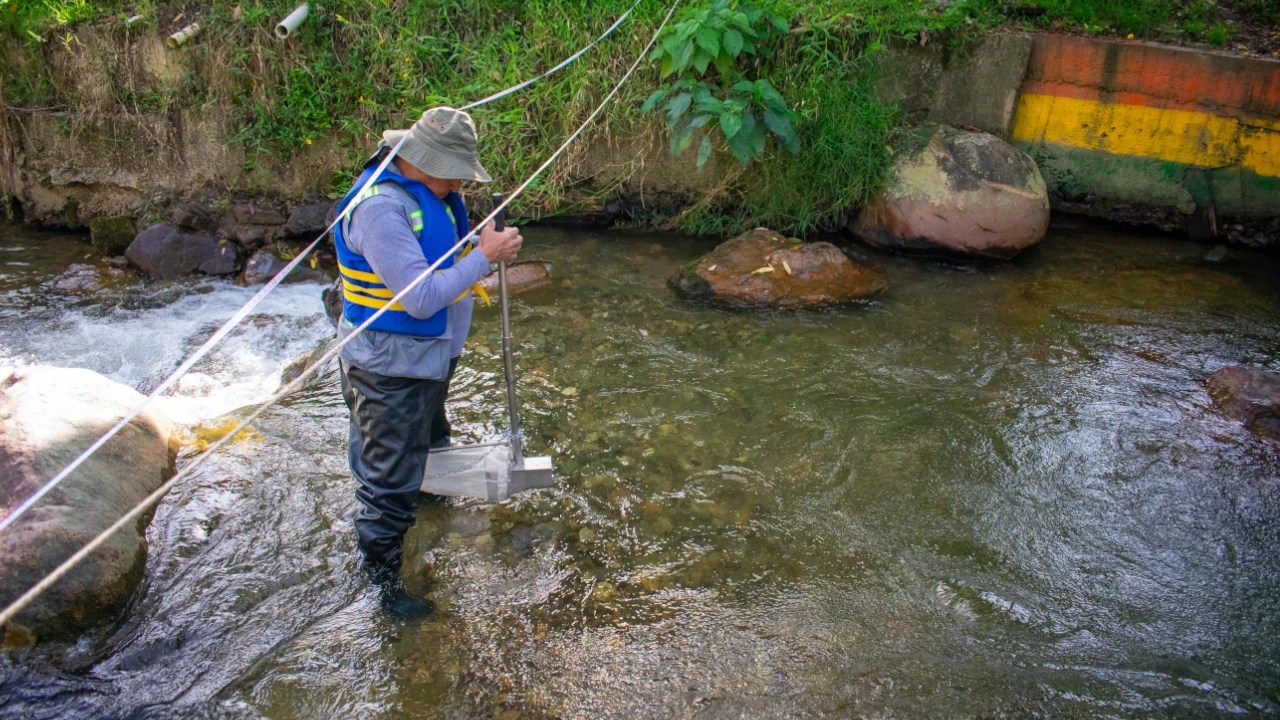 Refuerzan monitoreo en el río Medellín: 42 puntos de control para evaluar calidad del agua