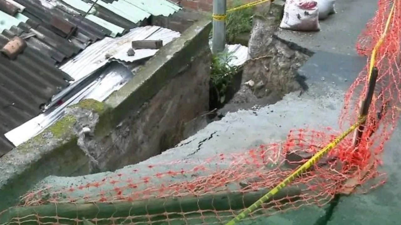 Habitantes del Popular 2 viven con miedo por erosión que amenaza con colapsar sus casas y vía principal