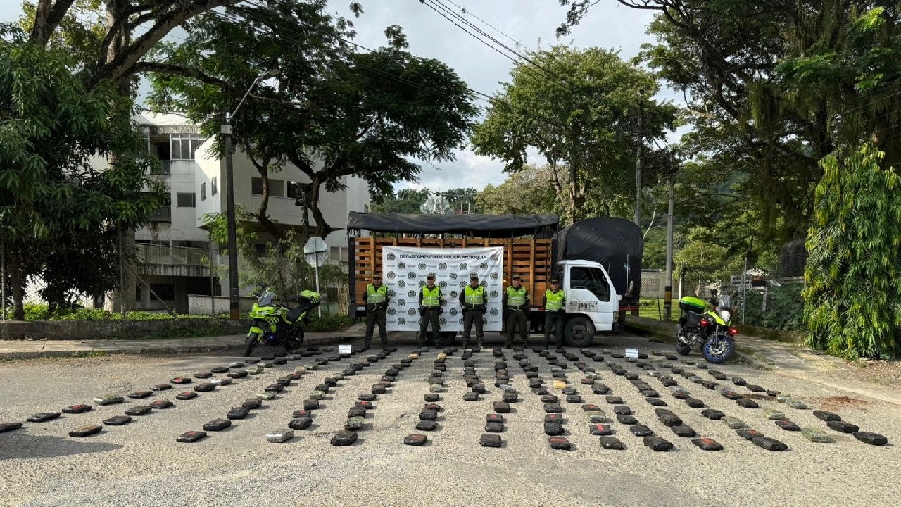 ¡Marihuana sobre ruedas! La Policía halló más de 200 kilos ocultos en un camión con doble fondo en Antioquia