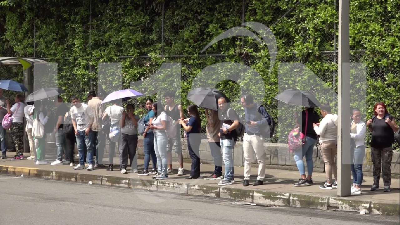 ¡Filas eternas! Por obras en el Metro, hay aglomeración de usuarios entre Poblado y Aguacatala
