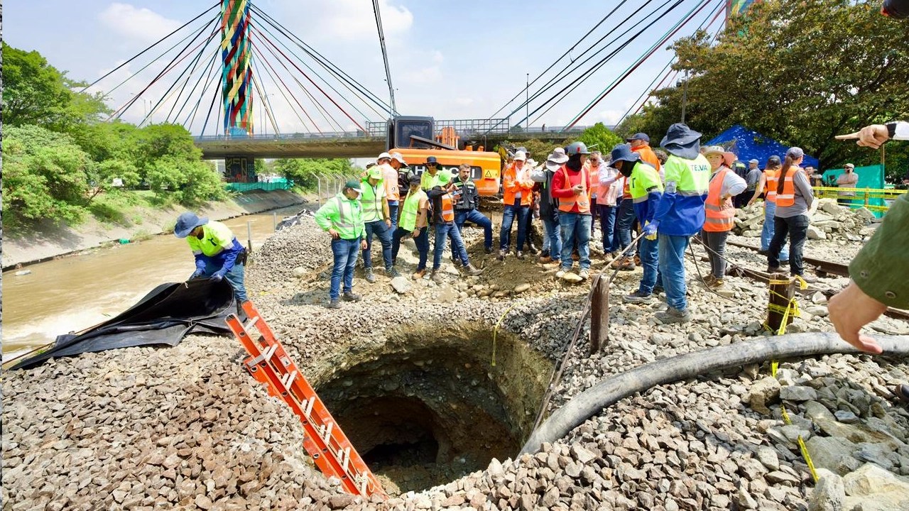 «Ojalá el clima ayude»: así avanzan los trabajos de reparación del socavón en la vía férrea del Metro