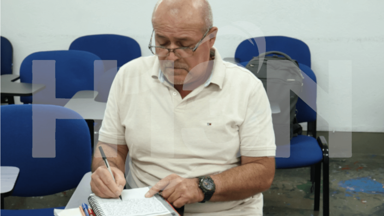 Él es Jorge Uriel, un taxista que a sus 61 se graduó de bachiller y demostró que nunca es tarde para cumplir sueños