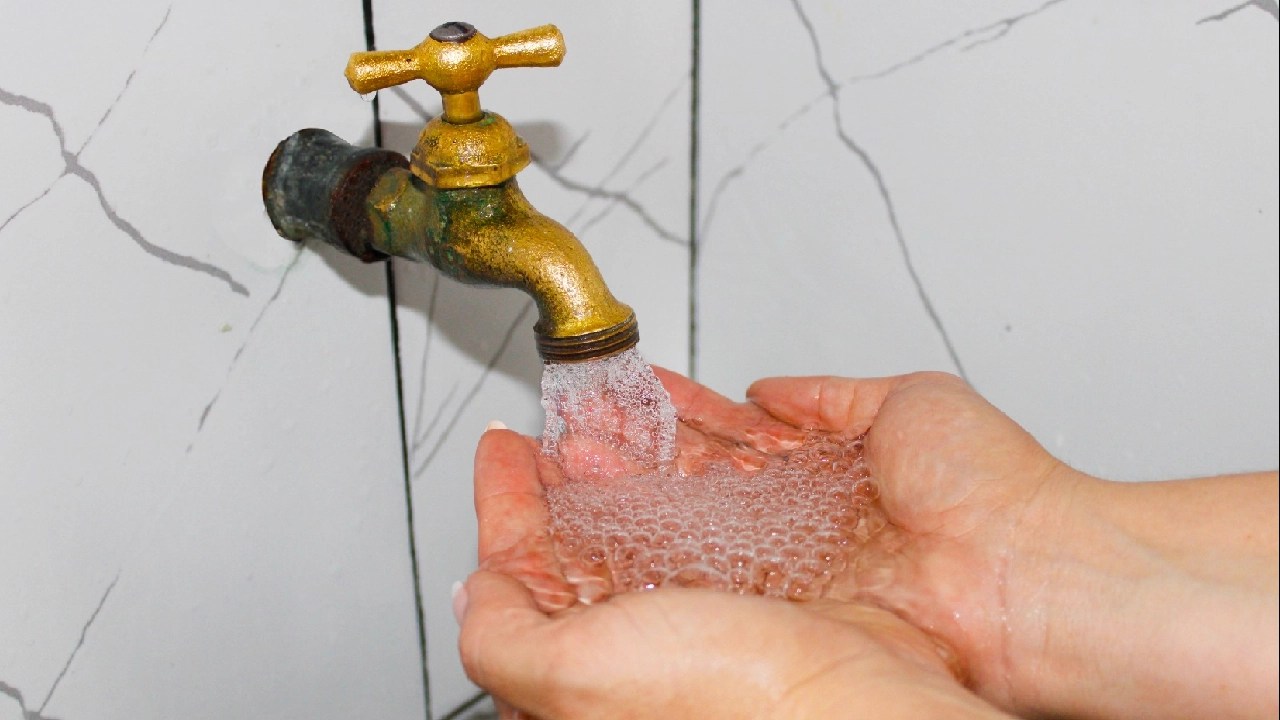 ¡Acueductos y alcantarillados por los aires! A 1.415 casas ubicadas en laderas de Medellín ya les llega el agua