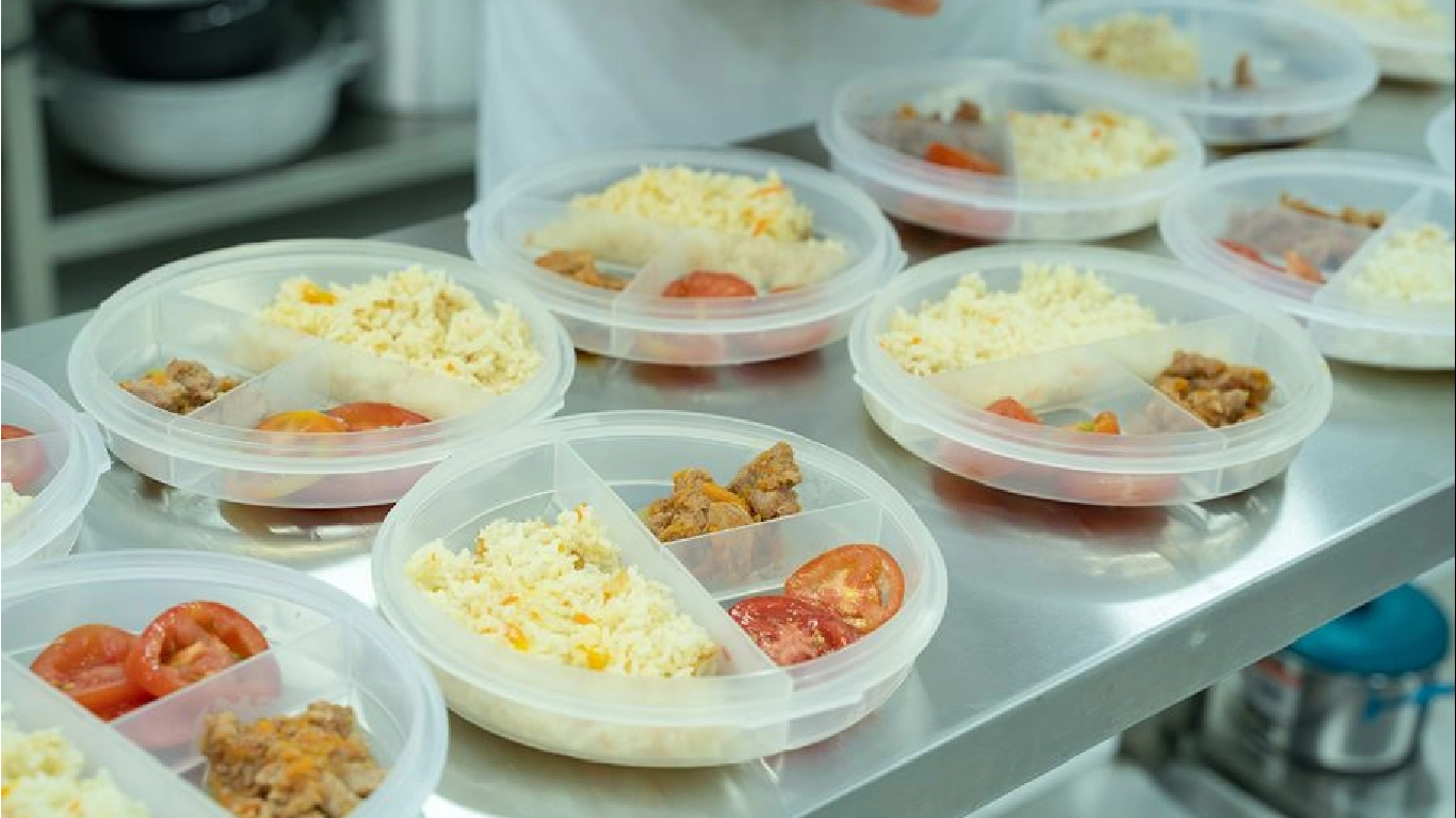 Comida caliente transportada es la nueva estrategia de alimentación para los estudiantes de Bello