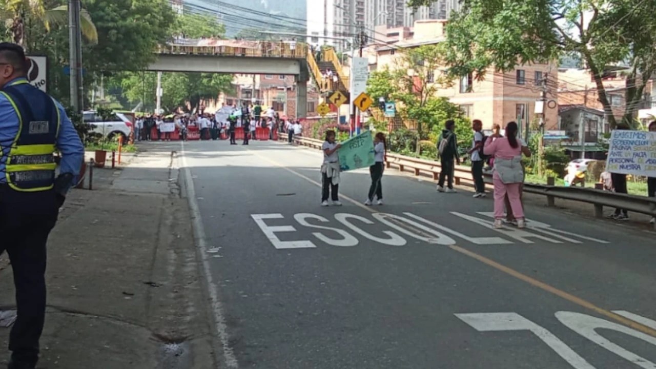 Bloqueo estudiantil mantiene cerrada la vía Machado: autoridades piden paciencia y tomar rutas alternas