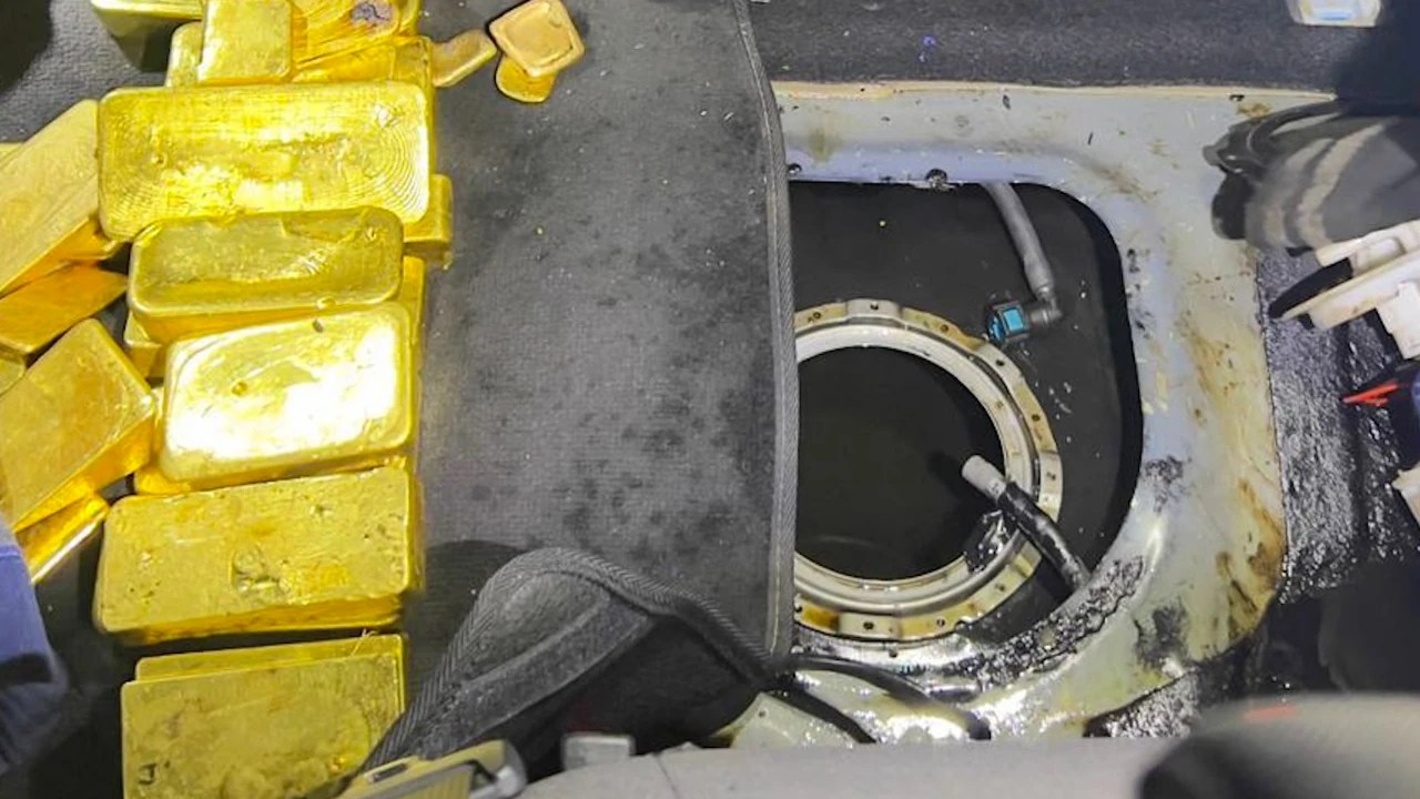 Fiscalía descubre 28 lingotes de oro escondidos en un carro y valorados en más de $15.500 millones